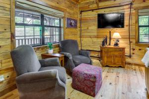 尤里卡斯普林斯Beaver Lake Vacation Rental with Private Hot Tub!的客厅配有2把椅子和平面电视