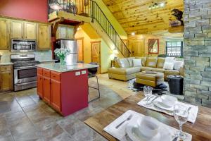 尤里卡斯普林斯Beaver Lake Vacation Rental with Private Hot Tub!的厨房以及带沙发和桌子的客厅。