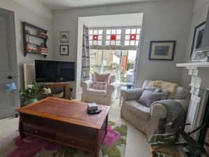 兰贝里斯Perfect for Snowdon. Groups, families+dogs welcome的带沙发和咖啡桌的客厅
