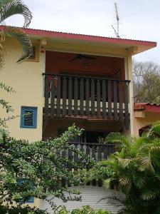 圣安娜Bigouz résidence la plage de l'anse Caritan的前面设有阳台的房子