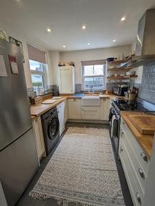 兰贝里斯Perfect for Snowdon. Groups, families+dogs welcome的厨房配有洗衣机和烘干机