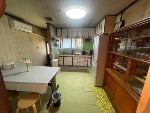高岛市高島市マキノ町民泊お得的一间带桌子和冰箱的小厨房