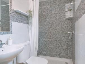 阿罗纳La casita的带淋浴、卫生间和盥洗盆的浴室