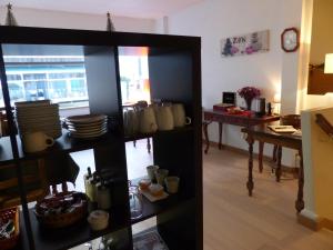 圣纳泽尔贝拉艾托里酒店的一间设有桌子和一个带杯子的架子的房间