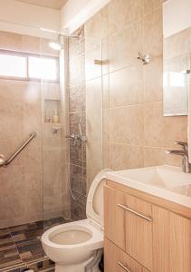 伯里塔卡Senderos del Mar的浴室配有卫生间、盥洗盆和淋浴。