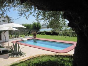 拉腊什扎赫拉旅馆的树荫庭院中的游泳池