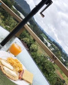 里奥内格罗Alto Paraíso Glamping Carmen de Viboral的餐桌上一盘早餐食品,享有美景