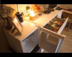 蒙得维的亚Apartamento independiente en alquiler En casa de familia的配有冰箱和镜子的白色书桌