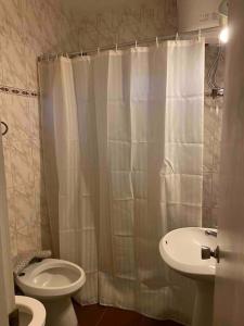 蒙得维的亚Apartamento independiente en alquiler En casa de familia的浴室配有白色的浴帘和卫生间