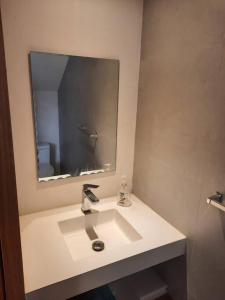 昆卡Casa Súper Moderna, Cómoda y Tranquila的白色的浴室设有水槽和镜子