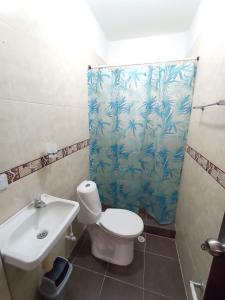 卡利Casa Lyra的浴室设有卫生间、水槽和淋浴帘