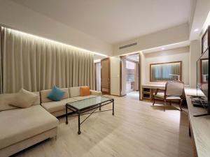 台南家新大饭店的客厅配有沙发和桌子