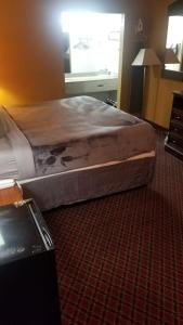 斯蒂尔沃特Hotel 2 Queen Beds Hotel Room 212 Booking的一张位于酒店客房地板上的床铺