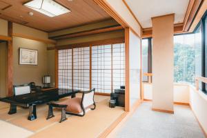 松江市玉泉酒店的一个带桌子和椅子的办公室,位于带窗户的房间