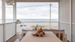 黄金海岸Rigi on Currumbin Beach的一间设有桌子的海景用餐室