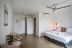 威廉斯塔德Boutique Hotel JT Curaçao的一间卧室配有一张床和吊扇