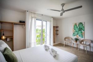 威廉斯塔德Boutique Hotel JT Curaçao的卧室配有白色的床和窗户。