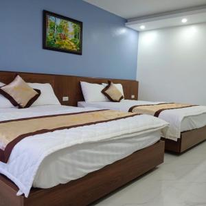 Làng LiễuBảo An hotel Đảo Quan Lạn的蓝色墙壁客房的两张床