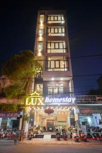 归仁Lux Quy Nhon Homestay的前面有标志的高楼