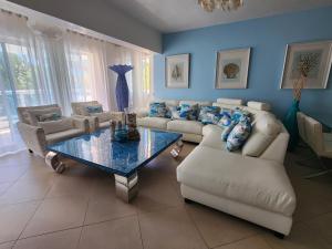 璜多里奥3 bedroom, front of the beach and pool的带沙发、桌子和沙发的客厅