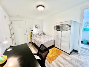 西雅图Micro Studio Apartment 10 Minutes Walk to University of Washington的一间小卧室,配有一张床和一张桌子