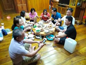 北市Nặm Pé Homestay的一群坐在桌子旁吃饭的人