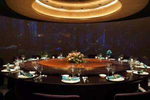 深圳深圳南山科技园HUA华酒店的餐厅圆顶圆桌
