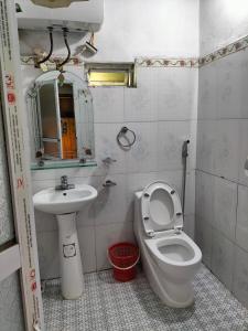 北市Nặm Pé Homestay的一间带卫生间和水槽的浴室