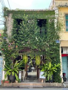 马六甲The Opposite Place的植物覆盖的建筑物入口