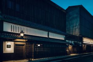 京都THE HIRAMATSU KYOTO的建筑的侧面有光