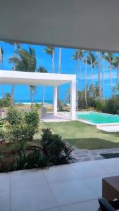 拉斯特拉纳斯Villa Brise de Mer的享有带游泳池和棕榈树的度假村的景致