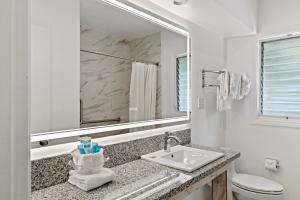 洛杉矶圣莫尼卡海滩海洋酒店的白色的浴室设有水槽和镜子