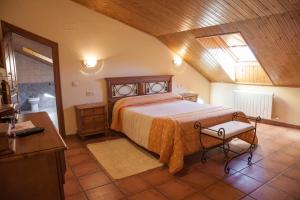 Aldealengua拉普拉苏埃拉乡村民宿的一间卧室设有一张床和木制天花板