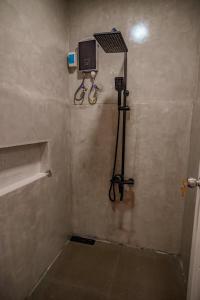 科隆Amihan Coron的一间带相机和淋浴的浴室