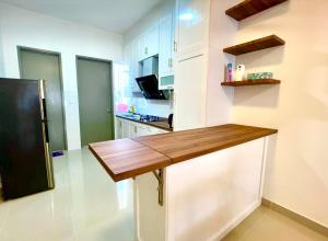 Kampong ChinchangHomestay Ika KLIA @ Enstek的厨房配有木制台面和冰箱