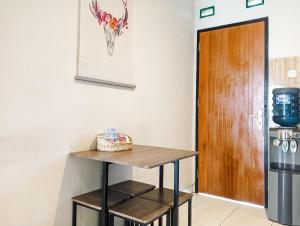 井里汶Sleep House 2BR Wifi Unlimited的一个带桌子和门的小厨房