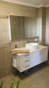 WolfdeneNunyara Retreat. Quality bush retreat的浴室设有白色水槽和镜子