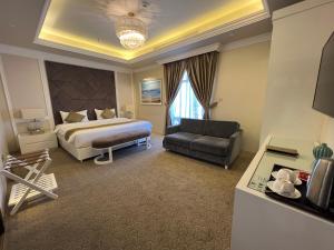 塔伊夫Remaj Hotel的酒店客房,配有床和沙发