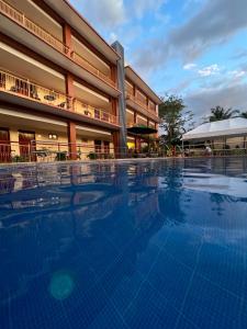 莫阿尔博阿Rufana Suites的大楼前的大型游泳池