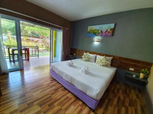 涛岛阁道岛绿茵度假酒店的一间卧室设有一张床和一个滑动玻璃门