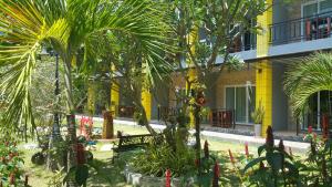 涛岛阁道岛绿茵度假酒店的棕榈树庭院和建筑