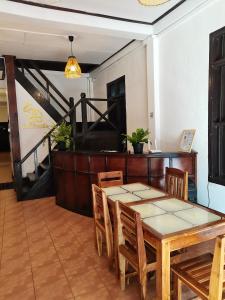 琅勃拉邦PHAI GUESTHOUSE的一间带桌椅的用餐室