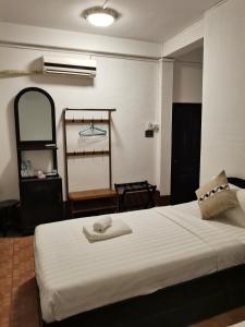 琅勃拉邦PHAI GUESTHOUSE的一间卧室配有一张床,床上有毛巾