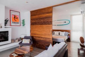 圣何塞德萨塔莱阿SURF HOUSE的客厅设有推拉门,上面有冲浪板