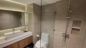 清迈Sareeviengping Hotel Chiangmai的浴室配有卫生间、盥洗盆和淋浴。