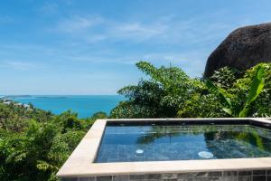 苏梅岛BLUE ELEPHANT Luxury Pool Villa Koh Samui by Blue Mountain Villas的一座背景海洋的游泳池
