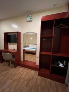 莫阿尔博阿Rufana Suites的客房设有一张床、一张书桌和一面镜子