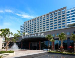 台南台南晶英酒店 的一座大型建筑,前面有一个喷泉