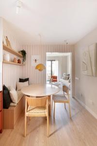 巴塞罗那C211巴塞罗那公寓 的客厅配有桌椅和沙发