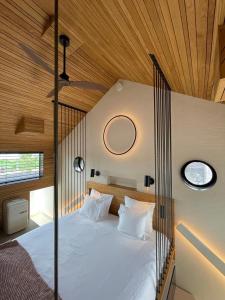 阿姆斯特丹vondice hotel的一张位于带木制天花板的客房内的大床